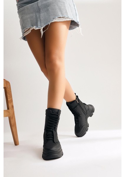 Arline Siyah Bağcıklı Postal Bot fırsatları