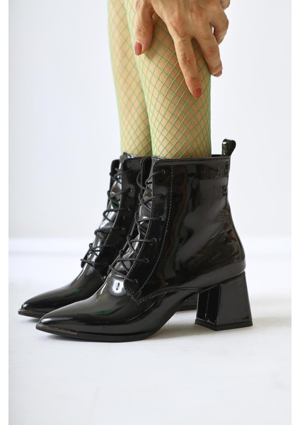 Kalaya Siyah Rugan Sivri Burunlu Fermuarlı Topuklu Bot