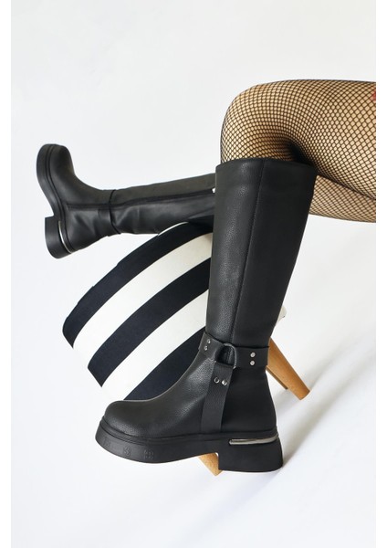 Lani Siyah Toka ve Zımba Detaylı Kalın Tabanlı Çizme fırsatları