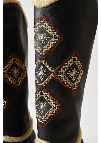 Hilka Siyah Çıkarılabilir Konçlu Etnik Desenli Bot-Çizme fırsatları