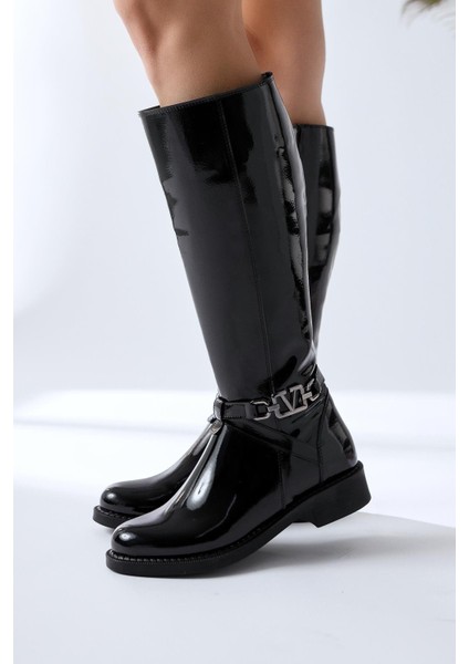 Momena Siyah Rugan Toka Detaylı Fermuarlı Kısa Topuklu Çizme