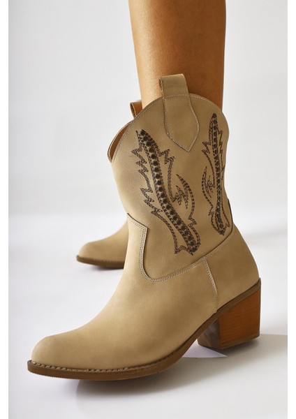 Fiza Krem Sivri Burunlu Nakışlı Zımba Detaylı Western Bot