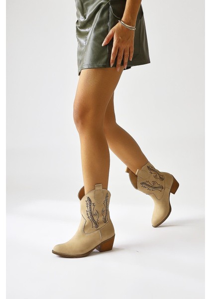 Fiza Krem Sivri Burunlu Nakışlı Zımba Detaylı Western Bot modelleri