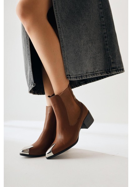 Heda Taba Sivri Burunlu Metal Detaylı Bot