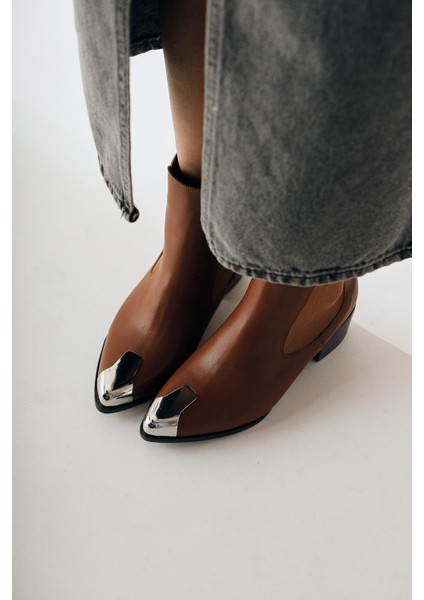 Heda Taba Sivri Burunlu Metal Detaylı Bot fırsatları