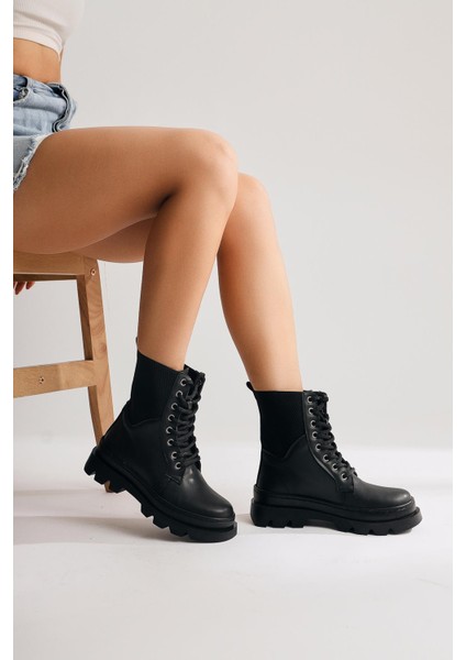 Merva Siyah Lastik Detaylı Bağcıklı Kalın Tabanlı Bot