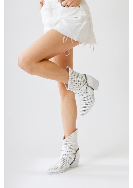 Olinda Beyaz Lazer Kesim Sivri Burunlu Zincir Detaylı Yazlık Western Bot modelleri