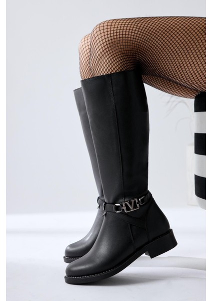 Momena Siyah Toka Detaylı Fermuarlı Kısa Topuklu Çizme