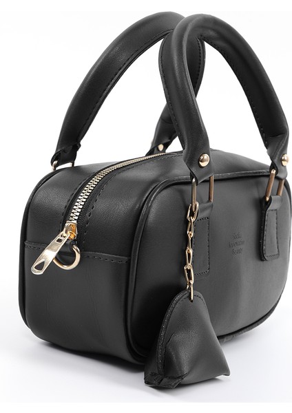 Siyah SHK207 Suni Deri Charm Detaylı Fermuarlı Ayarlanabilir Askılı El, Kol ve Omuz Çantası U:14 E:24 G:8 cm fiyatları