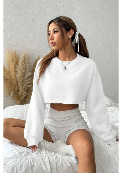Kadın Beyaz Oversize Crop Bisiklet Yaka Şardonlu Sweatshirt indirimleri