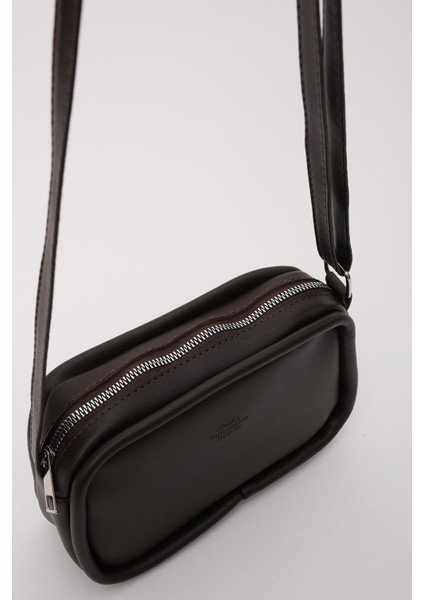 Kahve Rengi Shk62 Tek Bölmeli Suni Deri Ayarlanabilir Askılı Fermuarlı Çapraz Omuz Çantası