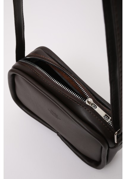 Kahve Rengi Shk62 Tek Bölmeli Suni Deri Ayarlanabilir Askılı Fermuarlı Çapraz Omuz Çantası