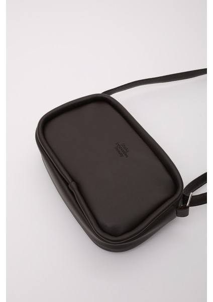 Kahve Rengi Shk62 Tek Bölmeli Suni Deri Ayarlanabilir Askılı Fermuarlı Çapraz Omuz Çantası