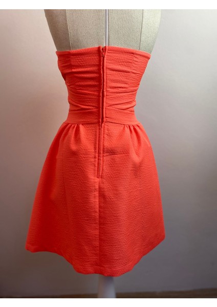 Kadın Straplez Midi Elbise Yazın Şıklığını Yansıtan Özel Tasarım fırsatları