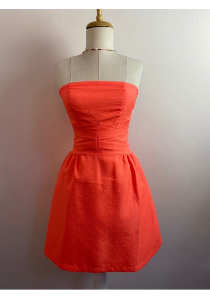 Kadın Straplez Midi Elbise Yazın Şıklığını Yansıtan Özel Tasarım indirimleri