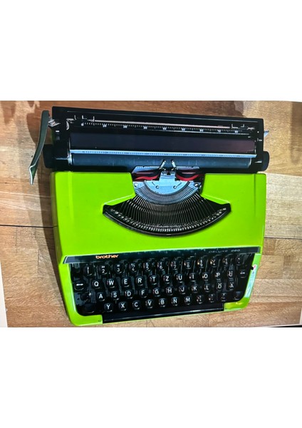 Brother Deluxe 220 Fosfor Yeşili Çantalı Daktilo Sorunsuz Çalışır Durumda indirimleri