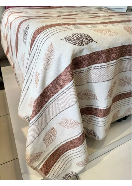 Kahverengi Yaprak Desenli Tek Kişilik Pike – 160X240 cm | Doğal Tonlarda Şıklık ve Konfor