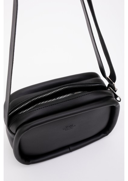 Siyah Shk62 Tek Bölmeli Suni Deri Ayarlanabilir Askılı Fermuarlı Çapraz Omuz Çantası