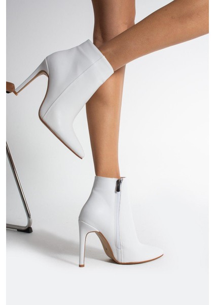 10.5 cm Beyaz Sivri Burun Kadın Topuklu Bot