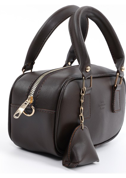 Kahve Rengi SHK207 Suni Deri Charm Detaylı Fermuarlı Ayarlanabilir Askılı El, Kol ve Omuz Çantası U:14 E:24 G:8 cm fiyatları
