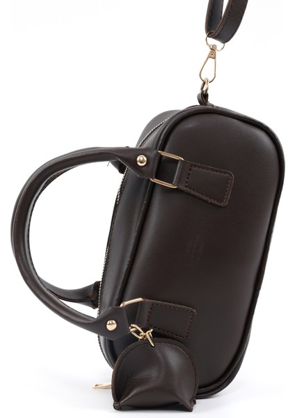Kahve Rengi SHK207 Suni Deri Charm Detaylı Fermuarlı Ayarlanabilir Askılı El, Kol ve Omuz Çantası U:14 E:24 G:8 cm