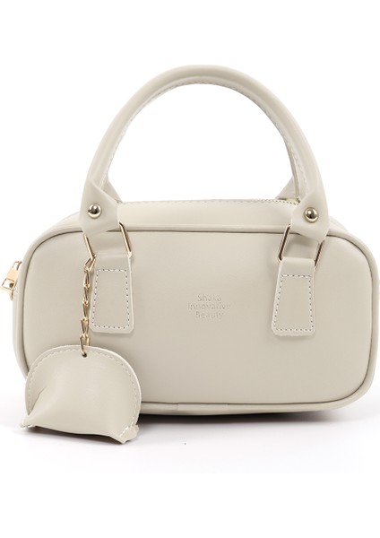 Krem SHK207 Suni Deri Charm Detaylı Fermuarlı Ayarlanabilir Askılı El, Kol ve Omuz Çantası U:14 E:24 G:8 cm