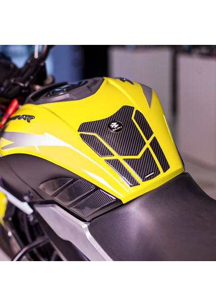 Bajaj Dominar 250-400 2020-2024 ile Uyumlu Kaydırmaz 6d Karbon 16 Parça Tank Pad Seti GC51 modelleri