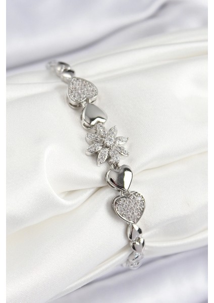 Pirinç Zirkon Taşlı Kalp Detaylı Çiçek Model Gümüş Renk Kadın Bileklik