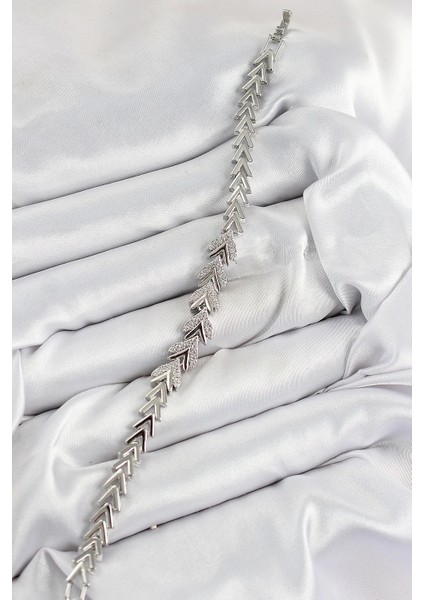 Pirinç Zirkon Taşlı Sıralı Ok Model Gümüş Renk Kadın Bileklik fiyatları