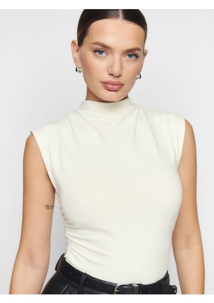 Kolsuz Büzgü Detaylı Yumuşak Dokulu Esnek Bluz