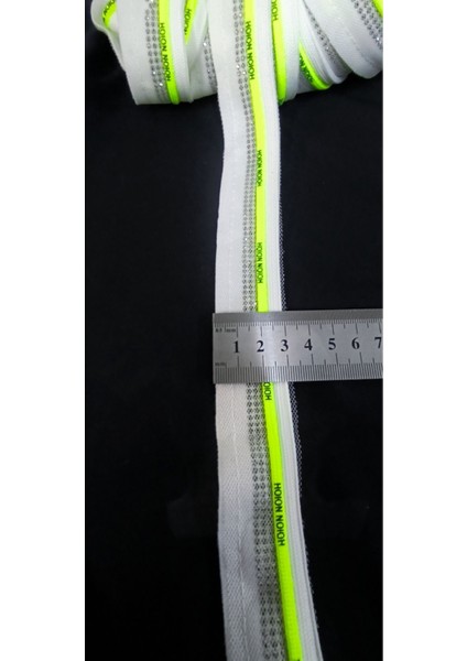 Beyaz Üzerine Neon Biyeli Kristal Taşlı Kenar Şerit fırsatları