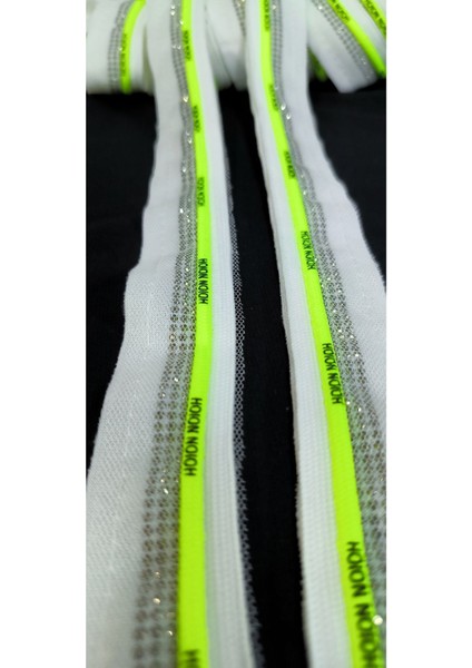 Beyaz Üzerine Neon Biyeli Kristal Taşlı Kenar Şerit indirimleri