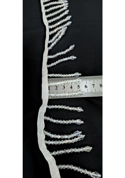 Beyaz Salen Üzerine Şeffaf Boncuklu Saçak Şerit ( 5,5 cm )