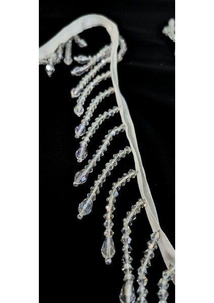Beyaz Salen Üzerine Şeffaf Boncuklu Saçak Şerit ( 5,5 cm )