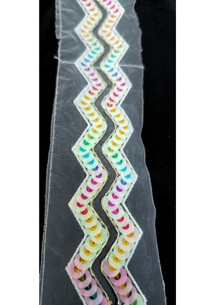 Beyaz Tül Üzerine Rengarenk Janjanlı Pul Payet Şerit