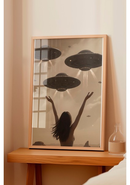 Ahşap Çerçeveli Tablo, Çölün Sessiz Tanığı – Retro Kadın ve Ufo Karşılaşması Poster No: 107487 fiyatları