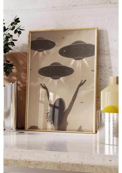 Ahşap Çerçeveli Tablo, Çölün Sessiz Tanığı – Retro Kadın ve Ufo Karşılaşması Poster No: 107487 fırsatları