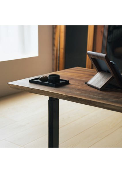 Regula Desk Solid N - Elektrikli Yüksekliği Ayarlanabilir Natürel Kenar Masif Ceviz Çalışma Masası - Beyaz Ayak, Ceviz Masif Tabla - Raflı, 150X75 cm indirimleri