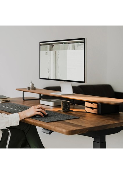 Regula Desk Solid V - Elektrikli Yüksekliği Ayarlanabilir Açılı Kesim Kenar Masif Ceviz Çalışma Masası - Siyah Ayak, Ceviz Masif Tabla - Raflı, 130X65 cm