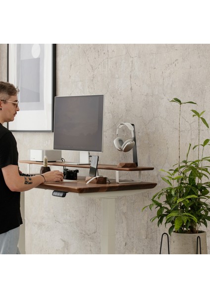 Regula Desk Solid V - Elektrikli Yüksekliği Ayarlanabilir Açılı Kesim Kenar Masif Ceviz Çalışma Masası - Beyaz Ayak, Ceviz Masif Tabla - Raflı, 200X80 cm