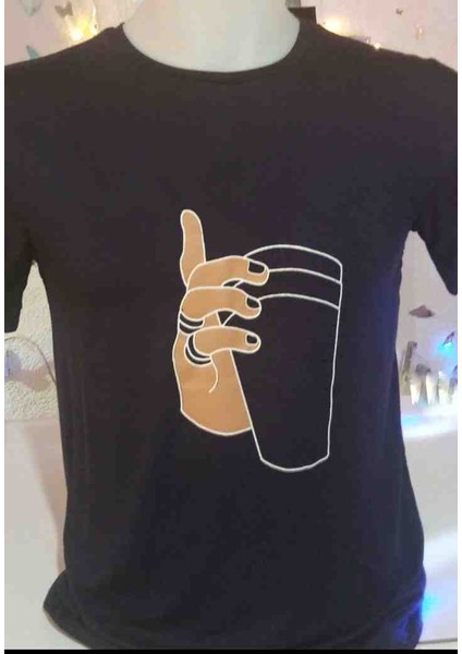 Bardak Tutan El Baskılı T-Shirt