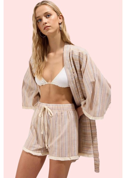 Kadın Yazlık Kısa Plaj Şortu Çok Çizgili Desen Normal Bel Rahat Kesim Yaz Aylarının Vazgeçilmezi