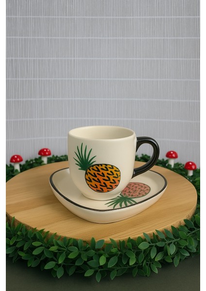 🍍 Ananas Desenli Seramik Kupa & Tabak Seti – Tropik Dokunuşlu El Boyaması