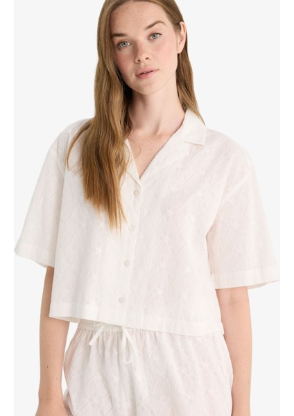 Oversize Geniş Kalıp Pijama Yaka Nakışlı Brode Kısa Kollu Gömlek B9022AX25SM indirimleri