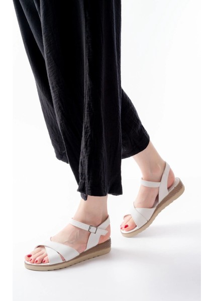 692-564 Beyaz Ortopedik Taban Çapraz Tokalı Kadın Sandalet