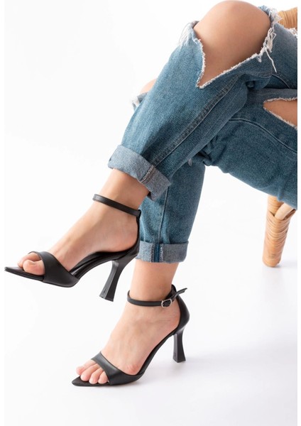 718 Siyah Cilt Sivri Burunlu Topuklu Bilekten Bağlamalı Kadın Ayakkabı