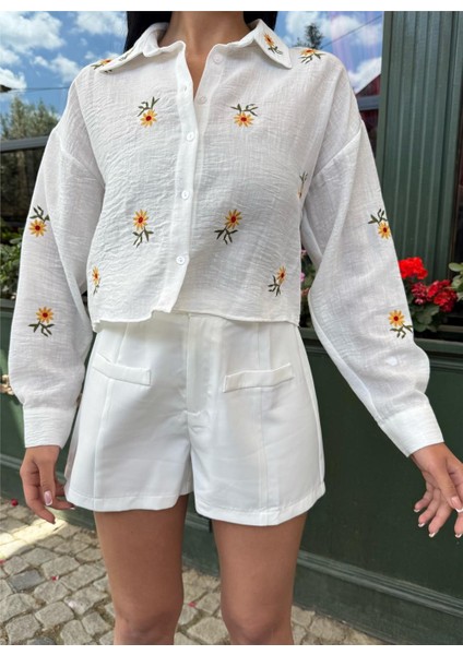 Beyaz Çiçek Nakışlı Kısa Kol Gömlek
