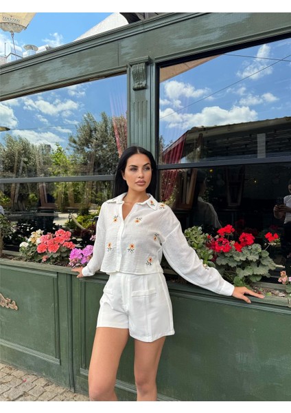 Beyaz Çiçek Nakışlı Kısa Kol Gömlek modelleri