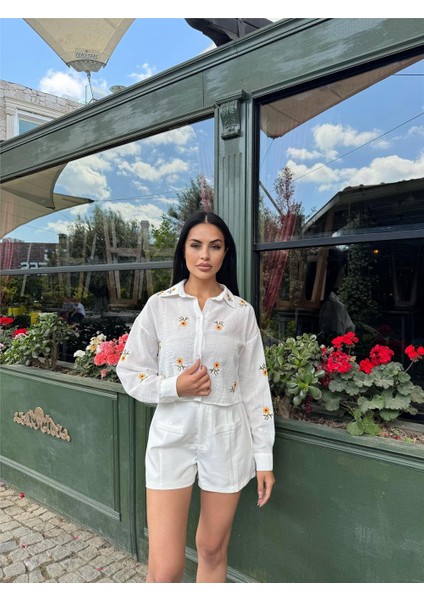 Beyaz Çiçek Nakışlı Kısa Kol Gömlek fırsatları