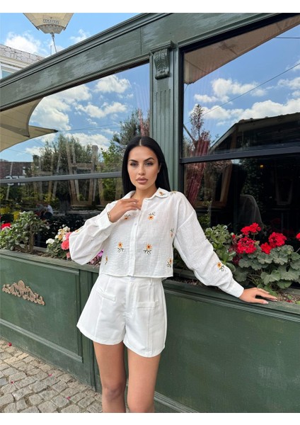 Beyaz Çiçek Nakışlı Kısa Kol Gömlek indirimleri
